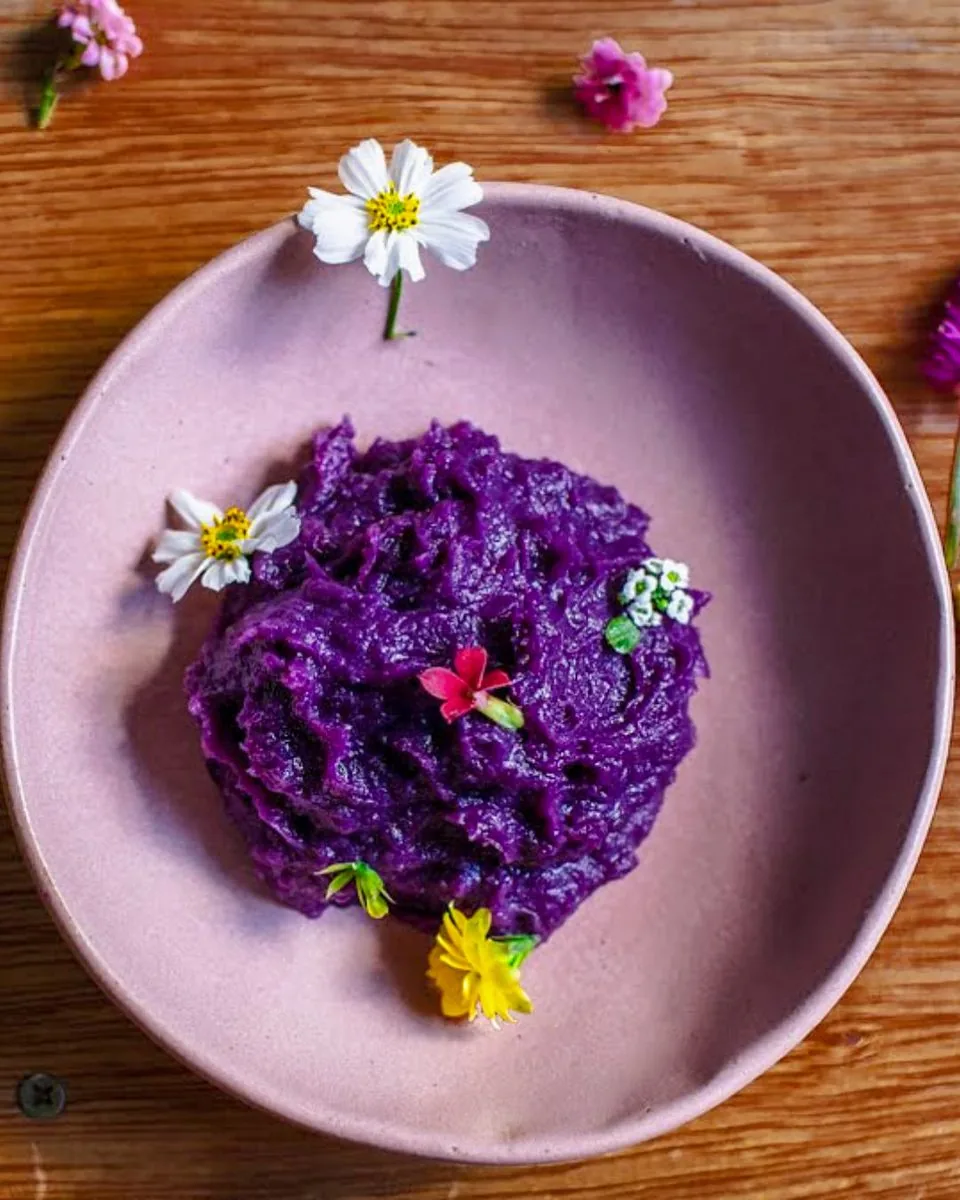 Pure de batata doce roxa decorado com flores comestiveis, food styling de Dani Lisboa